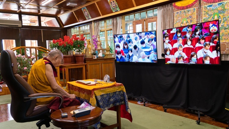 Дээрхийн Гэгээнтэн Далай Лам Тайваний сүсэгтнүүдэд цахим сүлжээгээр дамжуулан номын айлдвар айлдаж байгаа нь. Энэтхэг, ХП, Дарамсала. 2020.10.02. Зургийг Тэнзин Жампел.