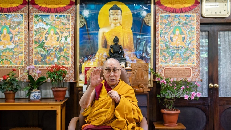 Дээрхийн Гэгээнтэн Далай Лам Тайваньчуудад хандан цахим сүлжээгээр номын айлдвар айлдаж байгаа нь. Энэтхэг, ХП, Дарамсала. 2020.10.03. Зургийг Тэнзин Жампел.