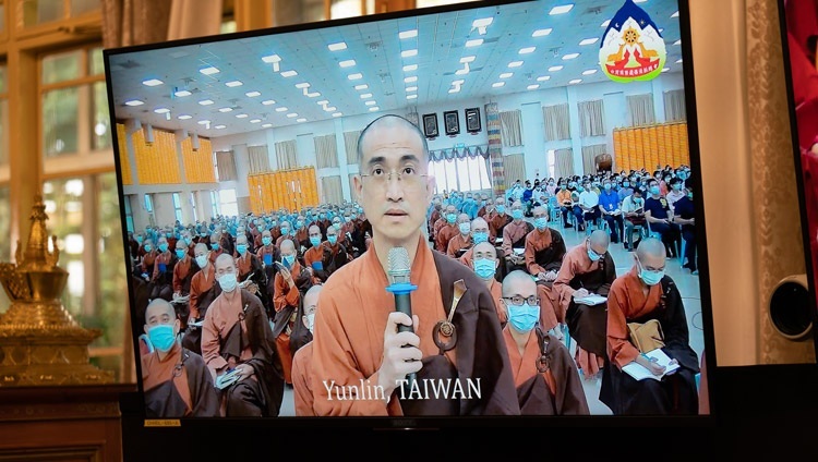 Тайваний хуврага Дээрхийн Гэгээнтэн Далай Ламаас асуулт асууж байгаа нь. Энэтхэг, ХП, Дарамсала. 2020.10.03. Зургийг Тэнзин Жампел.