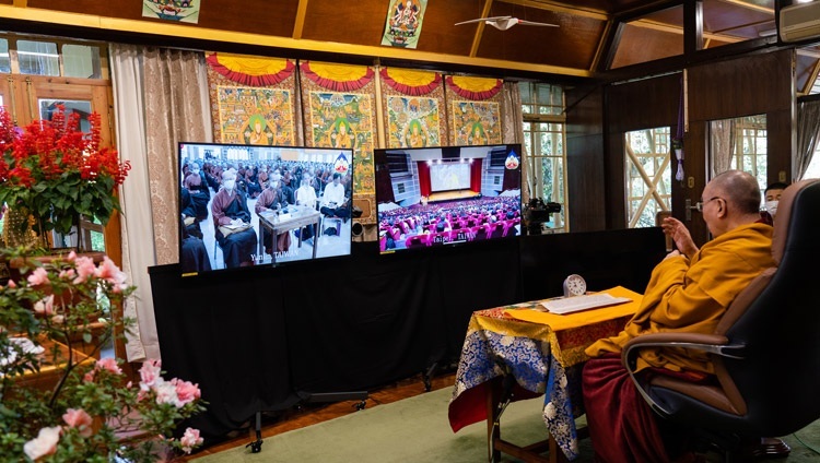 Дээрхийн Гэгээнтэн Далай Лам номын айлдварын гурав дахь өдөр Тайваний сүсэгтнүүдэд хандан айлдвар айлдаж байгаа нь. Энэтхэг, ХП, Дармасала. 2020.10.04. Гэрэл зургийг Тэнзин Жампел.