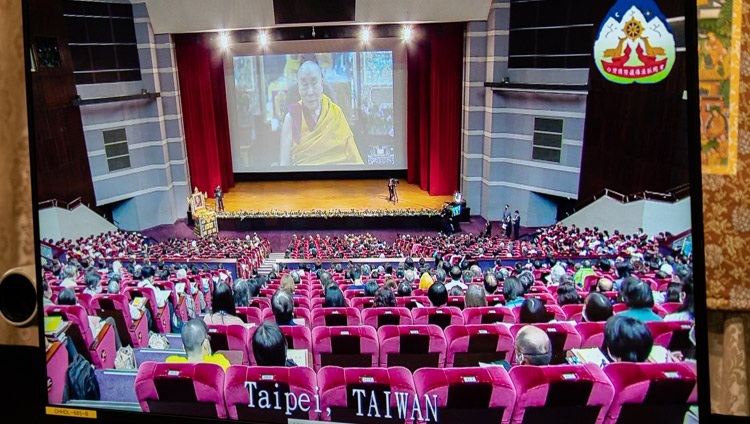 Дээрхийн Гэгээнтэн Далай Ламын 3 дахь өдрийн айлдварын үеэр түүний өмнөх дэлгэцнээ Тайваний Тайпей хотын танхимын байдлыг харуулав. Энэтхэг, ХП, Дармасала. 2020.10.04. Гэрэл зургийг Тэнзин Жампел.