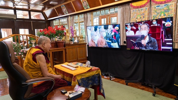 3 дахь өдрийн айлдварын үеэр Тайваний оролцогч Дээрхийн Гэгээнтэн Далай Ламаас асуулт асууж байгаа нь. Энэтхэг, ХП, Дармасала. 2020.10.04. Гэрэл зургийг Тэнзин Жампел.