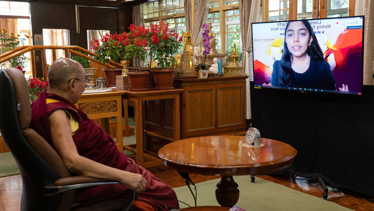 ‘Амар тайван дэлхийн төлөө хамтдаа ажиллах нь’ цахим сүлжээгээр явагдсан ярилцлагын үеэр нэгэн оюутан Дээрхийн Гэгээнтэн Далай Ламаас асуулт асууж байгаа нь. Энэтхэг, ХП, Дармасала, 2020.10.15. Гэрэл зургийг Тэнзин Жампел.