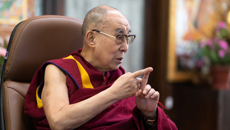 Дээрхийн Гэгээнтэн Далай Лам ‘Амар тайван дэлхийн төлөө хамтдаа ажиллах нь’ цахим ярилцлагын үеэр оюутнуудын асуултанд хариулж байгаа нь. Энэтхэг, ХП, Дармасала, 2020.10.15. Гэрэл зургийг Тэнзин Пунцог.