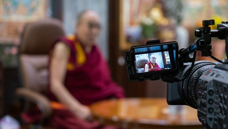 Дээрхийн Гэгээнтэн Далай Лам ‘ЭдКамп Украйн’ байгууллагаас цахим сүлжээгээр зохион байгуулсан хэлэлцүүлэгт оролцож байгаа нь. Энэтхэг, ХП, Дармасала. 2020.10.20. Гэрэл зургийг Тензин Жампел