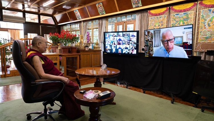 ЭОУТ-ийн ерөнхийлөгч ноён НН Вохра Дээрхийн Гэгээнтэн Далай Ламд мэнд хүргэж байгаа нь. Энэтхэг, ХП, Дарамсала. 2020.10.26. Зургийг Тэнзин Жампел.