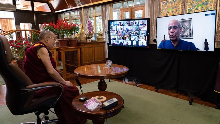 Энэтхэгийн Гадаад хэргийн сайдаар ажиллаж байсан Шиам Саран Дээрхийн Гэгээнтэн Далай Ламаас асуулт асууж байгаа нь. Энэтхэг, ХП, Дарамсала. 2020.10.26. Зургийг Тэнзин Жампел.