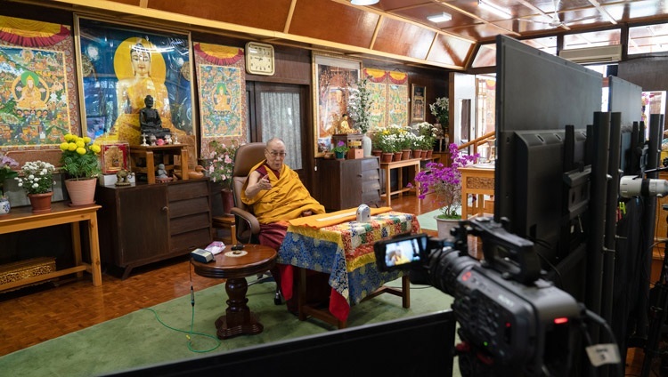 Дээрхийн Гэгээнтэн Далай Лам Оросын сүсэгтнүүдэд хандан номын айлдвараа айлдаж байгаа нь. Энэтхэг, ХП, Дарамсала. 2020.11.05. Зургийг Тэнзин Жампел.