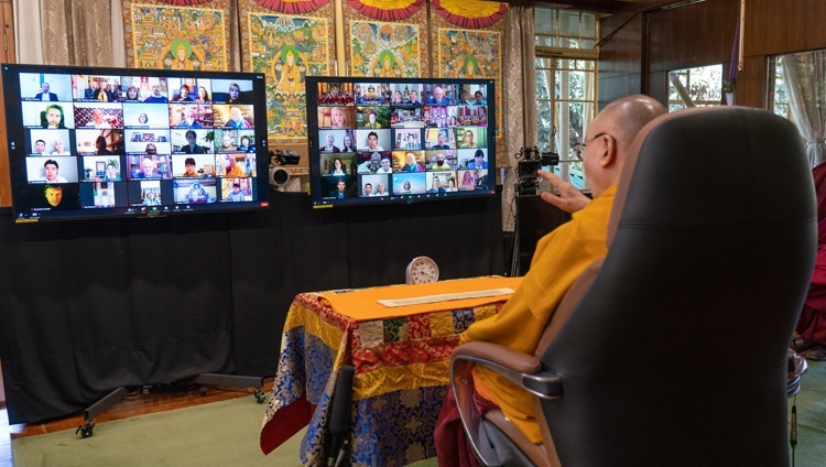 Дээрхийн Гэгээнтэн Далай Лам Оросын сүсэгтнүүдэд хандан номын айлдвараа айлдаж байгаа нь. Энэтхэг, ХП, Дарамсала. 2020.11.05. Зургийг Тэнзин Жампел.