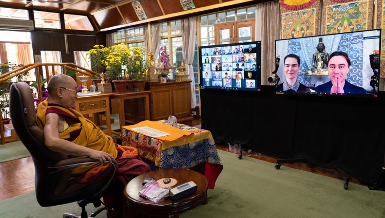 Дээрхийн Гэгээнтэн Далай Лам Оросын сүсэгтнүүдийн асуултанд хариулж байгаа нь. Энэтхэг, ХП, Дарамсала. 2020.11.05. Зургийг Тэнзин Жампел.