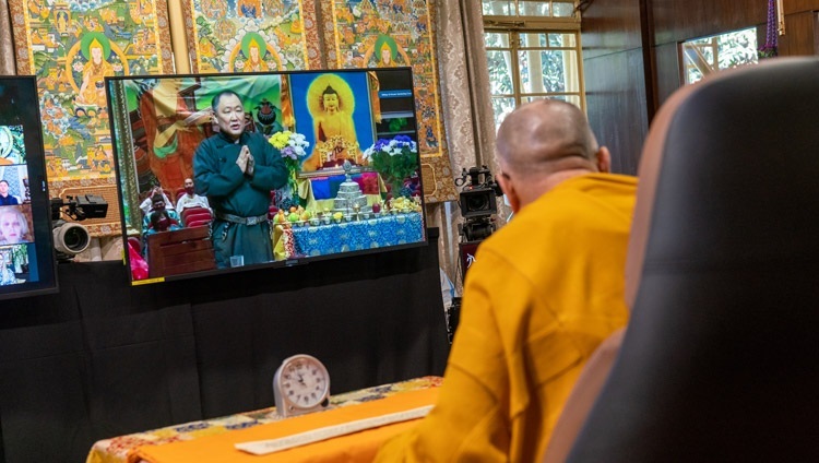 Тувагийн ерөнхийлөгч Шолпан Кара-ул Дээрхийн Гэгээнтэн Далай Ламаас асуулт асууж байгаа нь. Энэтхэг, ХП, Дарамсала. 2020.11.06. Зургийг Тэнзин Жампел. 