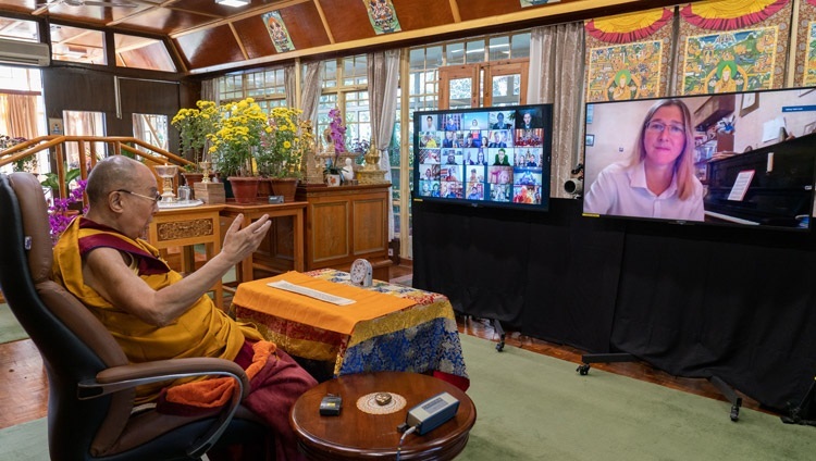 Дээрхийн Гэгээнтэн Далай Лам Оросын сүсэгтнүүдийн асуултанд хариулж байгаа нь. Энэтхэг, ХП, Дарамсала. 2020.11.06. Зургийг Тэнзин Жампел. 