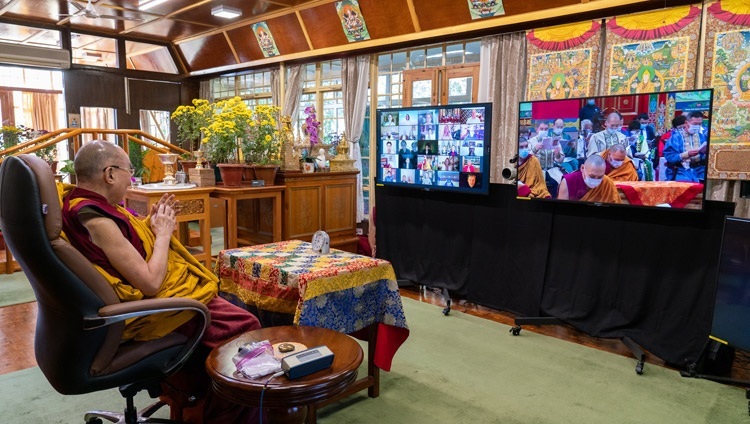 Дээрхийн Гэгээнтэн Далай Ламын айлдварын гурав дахь өдөр Бүгд Найрамдах Халимаг улсын буддын шашны төв хийд болох "Будда Шагжамунийн алтан сүм" -ын төлөөлөгчид “Билгүүний зүрхэн судар" -ыг халимаг хэлээр уншиж байгаа нь. Энэтхэг, ХП, Дармасала, 2020.11.07. Гэрэл зургийг Тэнзин Жампел.