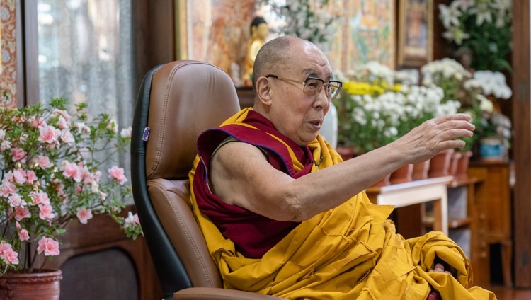 Дээрхийн Гэгээнтэн Далай Лам Оросын буддистуудын хүсэлтээр гурав дахь өдрийн айлдварын үеэр сургаал айлдаж байгаа нь. Энэтхэг, ХП, Дармасала, 2020.11.07. Гэрэл зургийг Тэнзин Жампел.
