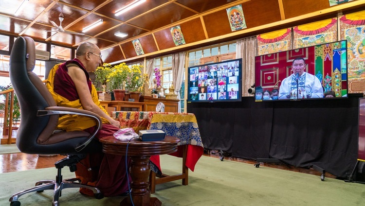 Дээрхийн Гэгээнтэн Далай Лам Оросын буддистуудын хүсэлтээр хийсэн гурав дахь өдрийн айлдварын үеэр сүсэгтнүүдийн асуултыг сонсож байгаа нь. Энэтхэг, ХП, Дармасала, 2020.11.07. Гэрэл зургийг Тэнзин Жампел.