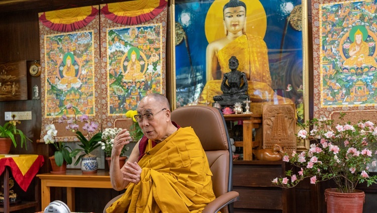 Дээрхийн Гэгээнтэн Далай Лам Оросын буддистуудын хүсэлтээр гурав дахь өдрийн айлдварын үеэр сүсэгтнүүдэд хандан айлдвар айлдаж байгаа нь. Энэтхэг, ХП, Дармасала, 2020.11.07. Гэрэл зургийг Тэнзин Жампел.
