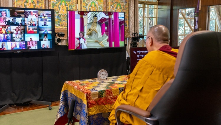 Дээрхийн Гэгээнтэн Далай Ламын гурав дахь өдрийн айлдварын үер Бүгд Найрамдах Халимаг Улс дахь Буддын төв хийд ‘Будда Шагжамүнийн Алтан Сүм’-ын гадаа Хутагт Нагаржунайн шүтээний дэргэд зогсож буй оролцогч түүнээс асуулт асууж байгаа нь. Энэтхэг, ХП, Дармасала, 2020.11.07. Гэрэл зургийг Тэнзин Жампел.