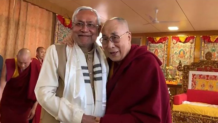 Дээрхийн Гэгээнтэн Далай Лам Бихар мужийн ерөнхий сайд Нитиш Кумарын хамт. Энэтхэг, Бихар, Бодьгаяа. 2018.12.31. 