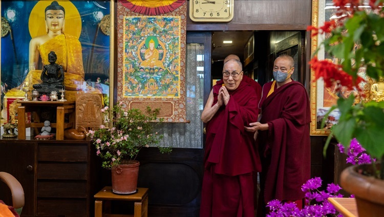 Дээрхийн Гэгээнтэн Далай Лам Ян Хикитэй ярилцахаар морилон ирж байгаа нь. Энэтхэг, ХП, Дарамсала. 2020.11.19. Фото зургийг Тэнзин Жампел. 