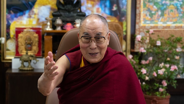 Дээрхийн Гэгээнтэн Далай Лам профессор Ян Хикитэй ярилцаж байгаа нь. Энэтхэг, ХП, Дарамсала. 2021.11.19. Фото зургийг Тэнзин Жампел. 