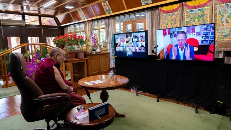 Австралийн сэтгэл судлаач, профессор Ян Хики Дээрхийн Гэгээнтэн Далай Ламтай ярилцаж байгаа нь. Энэтхэг, ХП, Дарамсала. 2020.11.19. Фото зургийг Тэнзин Жампел.