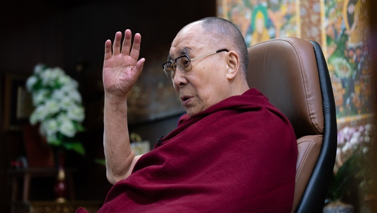Дээрхийн Гэгээнтэн Далай Лам ярилцлагын үеэр асуултанд хариулж байгаа нь. Энэтхэг, ХП, Дарамсала. 2020.11.19. Фото зургийг Тэнзин Жампел.