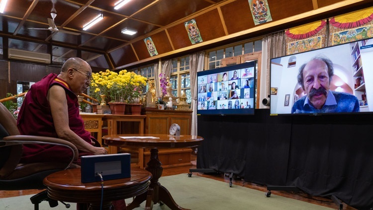 Уулзалтанд оролцогчид Дээрхийн Гэгээнтэн Далай Ламаас асуулт асууж байгаа нь. Энэтхэг, ХП, Дарамсала. 2020.11.25. Зургийг Тэнзин Жампел.