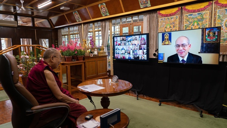 Төгсгөлд нь Гэвш Тэнзин Неги Дээрхийн Гэгээнтэн Далай Ламд талархалын үг хэлж байгаа нь. Энэтхэг, ХП, Дарамсала. 2020.12.09. Фото зургийг Тэнзин Жампел.