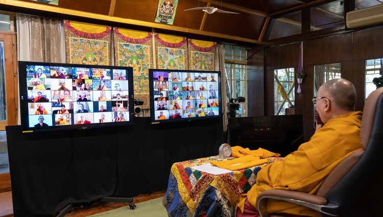 Дээрхийн Гэгээнтэн Далай Лам Богд Зонховын нирваан дүр үзүүлсний 601 жилийн ойд зориулан айлдвар айлдаж байгаа нь. Энэтхэг, ХП, Дармасала, 2020.12.10. Гэрэл зургийг Вэн Тэнзин Жампел.