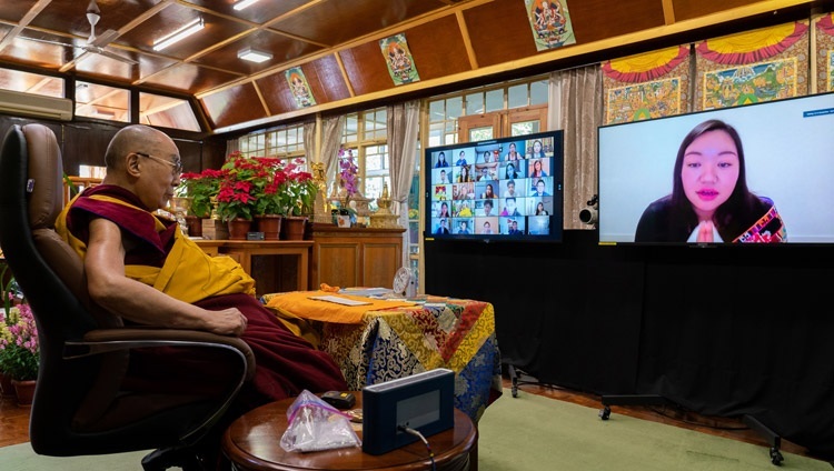 Дээрхийн Гэгээнтэн Далай Лам Хойд Америк дахь Төвөд иргэдийн асуултанд хариулж байгаа нь. Энэтхэг, ХП, Дарамсала. 2020.12.27. Фото зургийг Тэнзин Жампел.