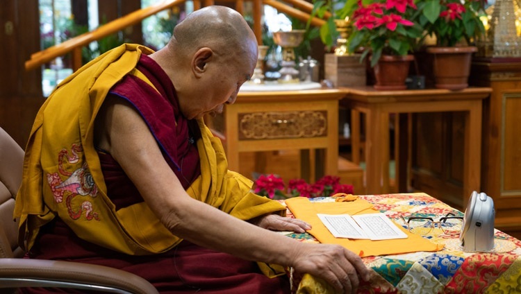 Дээрхийн Гэгээнтэн Далай Лам "Билгүүний зүрхэн" судрыг уншиж байгаа нь. Энэтхэг, ХП, Дарамсала. 2021.01.05. Зургийг Тэнзин Жампел. 