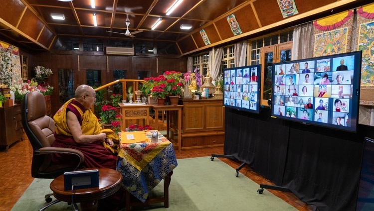 Дээрхийн Гэгээнтэн Далай Лам Солонгосын Буддын шашинтнуудад зориулсан номын айлдварын хоёр дахь өдөр оролцогчдод хандан айлдвар айлдаж байгаа нь. Энэтхэг, ХП, Дармасала, 2021.01.06. Гэрэл зургийг Тензин Жампел.