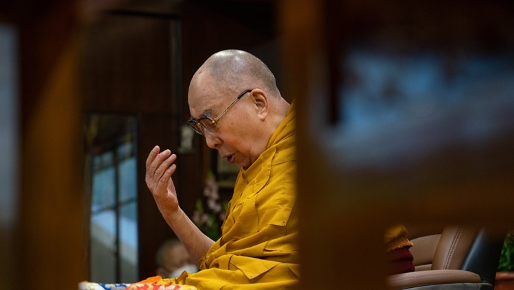 Дээрхийн Гэгээнтэн Далай Лам Солонгосын буддын шашинтнуудад зориулан хоёр дахь өдөр номын айлдвар айлдаж байгаа нь. Энэтхэг, ХП, Дармасала. 2021.01.06. Гэрэл зургийг Тензин Жампел. 
