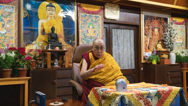 Дээрхийн Гэгээнтэн Далай Лам айлдварынхаа хоёр дахь өдөр Билгүүний зүрхэн судрыг тайлбарлаж байгаа нь. Энэтхэг, ХП, Дармасала, 2021.01.06. Гэрэл зургийг Тензин Жампел.