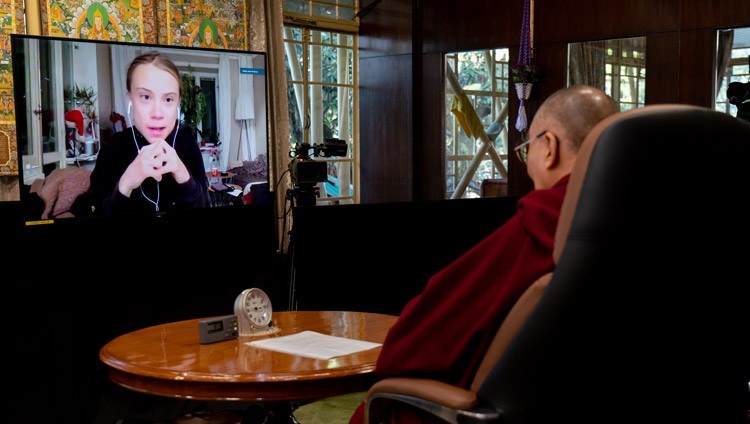 Дээрхийн Гэгээнтэн Далай Лам Грета Тунберг охины яриаг сонсож байгаа нь. Энэтхэг, ХП, Дарамсала. 2021.01.10. Фото зургийг Тэнзин Жампел.