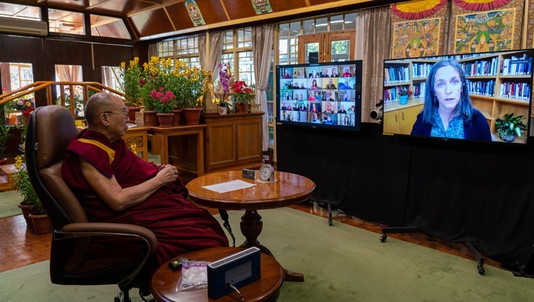Хойд туйлд ажилладаг Сьюзан Натали Дээрхийн Гэгээнтэн Далай Ламд илтгэлээ танилцуулж байгаа нь. Энэтхэг, ХП, Дарамсала. 2021.01.10. Фото зургийг Тэнзин Жампел.
