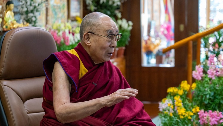 Дээрхийн Гэгээнтэн Далай Лам “Энэрэнгүй удирдлага” ярилцлагыг нээж үг хэлж байгаа нь. Энэтхэг, ХП, Дармасала. 2021.01.27. Фото зургийг Тензин Жампел.