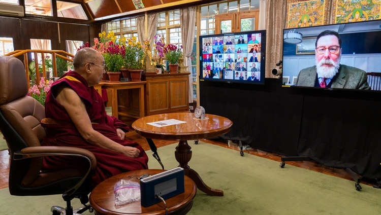 АНУ-ын Питтсбург хотын дарга Билл Педуто Дээрхийн Гэгээнтэн Далай Ламаас “Энэрэнгүй удирдлага” ярилцлагын үеэр асуулт асууж байгаа нь. Энэтхэг, ХП, Дармасала, 2021.01.27. Фото зургийг Тензин Жампел.