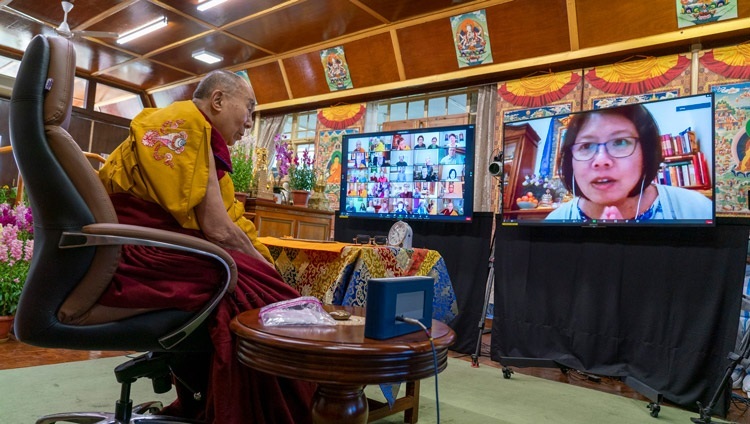 Дээрхийн Гэгээнтэн Далай Лам сүсэгтнүүдийн асуултанд хариулж байгаа нь. Энэтхэг, ХП, Дарамсала. 2021.02.08. Зургийг Тэнзин Жампел. 