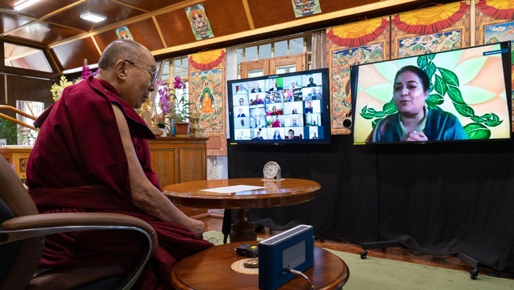 Оролцогчдын нэг Дээрхийн Гэгээнтэн Далай Ламаас асуулт асууж буй нь. Энэтхэгийн цагдаагийн албаны сангийн гишүүдтэй хийсэн онлайн ярилцлага. Энэтхэг, ХП, Дарамсала. 2021.02.17. Фото зургийг Тэнзин Жампел.