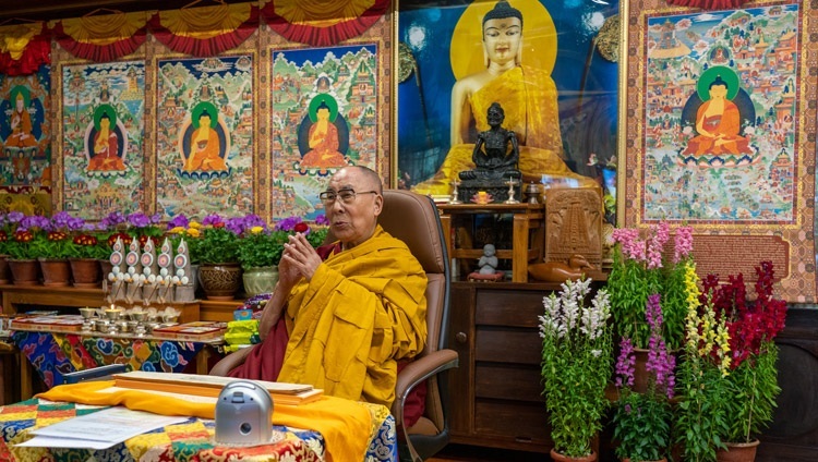 Дээрхийн Гэгээнтэн Далай Лам Цагаан сарын шинийн 15-ны номын айлдвараа эхлэхийн өмнө уншлага уншиж байгаа нь. 2021.02.27. Энэтхэг, ХП, Дарамсала. Фото зургийг Тензин Жампел.
