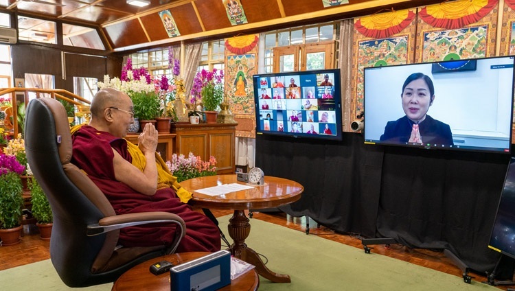 Сингапурын Төвөдийн буддын төвийн ерөнхийлөгч хадагтай Нг Вее Нее "Пали ба санскрит уламжлалын буддизм дахь Тисикка - Гурван суртгаал сэдэвт олон улсын цахим хурлын нээлтийн үг хэлж байгаа нь. 2021.03.05. Фото зургийг Тензин Жампел. 