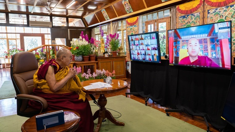 Олон улсын буддын шашны холбооны ерөнхий нарийн бичгийн дарга (Энэтхэг) эрхэм доктор Даммапия - Буддизмын Пали ба Санскрит уламжлал дахь “Гурван суртгаал” сэдэвт олон улсын хурал дээр нээлтийн үг хэлж буй нь. 2021.03.05. Фото зургийг Тензин Жампел