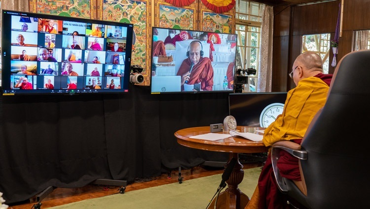 Онлайн сонсогчдын нэг Дээрхийн Гэгээнтэн Далай Ламаас асуулт асууж буй нь. Буддын шашны Пали болон Санскрит уламжлалын “Гурван суртгаал” сэдэвт олон улсын хурал. 2021.03.05. Фото зургийг Тензин Жампел 