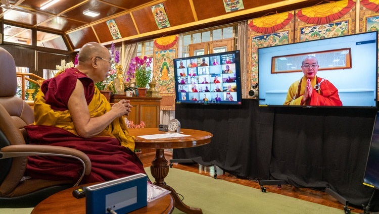 “Пали ба Санскрит” уламжлалын Буддизм дахь “Гурван суртгаал” сэдэвт олон улсын бага хурлын нээлтийн үеэр БНХАУ-ын Буддын шашны холбооны ерөнхийлөгч Бикшу Жин Яо Тайванаас онлайнаар илтгэл тавьж байгаа нь. 2021.03.05. Фото зургийг Тензин Жампел.