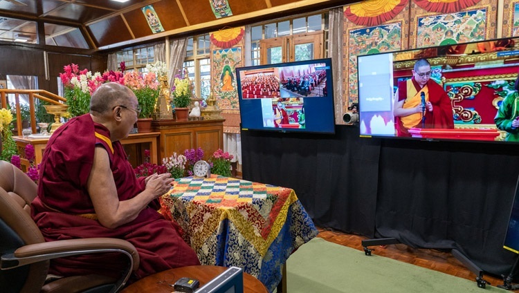 Ламын Гэгээн хутагт Дээрхийн Гэгээнтэн Далай Ламын “Буддизм ба шинжлэх ухаан” сэдэвт цахим айлдварын эхэнд мэндчилгээ дэвшүүлж буй нь. Энэтхэг, ХП, Дарамсала. 2021.3.11. Гэрэл зургийг Тензин Жампел.