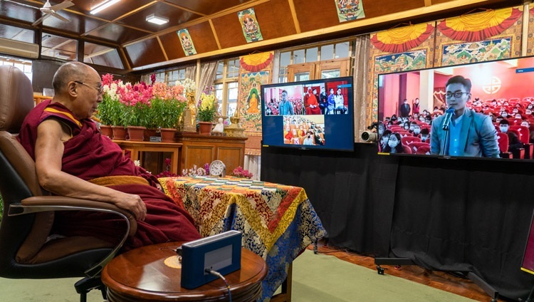 Монгол залуучуудын төлөөлөл Дээрхийн Гэгээнтэн Далай Ламаас “Буддизм ба шинжлэх ухаан” сэдэвт айлдварын үеэр асуулт асууж буй нь. Энэтхэг, ХП, Дарамсала. 2021.3.11. Гэрэл зургийг Тензин Жампел. 