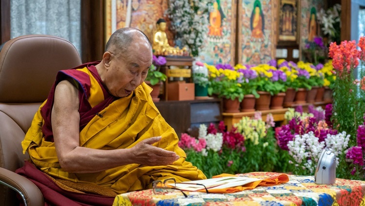 Дээрхийн Гэгээнтэн Далай Лам өөрийн өргөөнөөс Монголын сүсэгтнүүдийн хүсэлтээр “Наландын 17 бандида нарын соёрхол” номыг тайлбарлан айлдаж байгаа нь. Энэтхэг, ХП, Дарамсала. 2021.03.12. Фото зургийг Тэнзин Жампел.