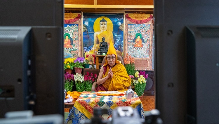 Дээрхийн Гэгээнтэн Далай Лам Монголын сүсэгтнүүдэд зориулан айлдвар айлдаж байгаа нь. 2021.03.13. Энэтхэг, ХП, Дарамсала. Фото зургийг Тензин Жампел.