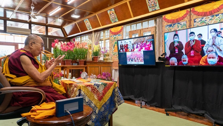 Дээрхийн Гэгээнтэн Далай Лам Монголын сүсэгтнүүдийн асуултад хариулж байгаа нь. 2021.03.13. Энэтхэг, ХП, Дарамсала. Фото зургийг Тензин Жампел
